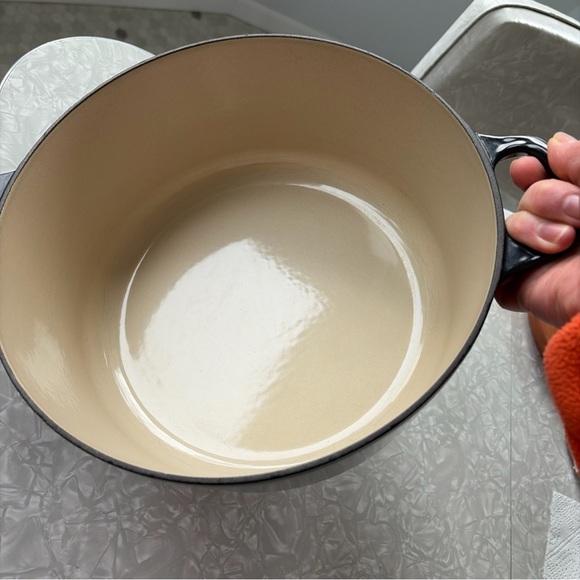 Le Creuset #26 5.5 qt black glossy Dutch oven in almost perfect condition - Picture 4 of 8